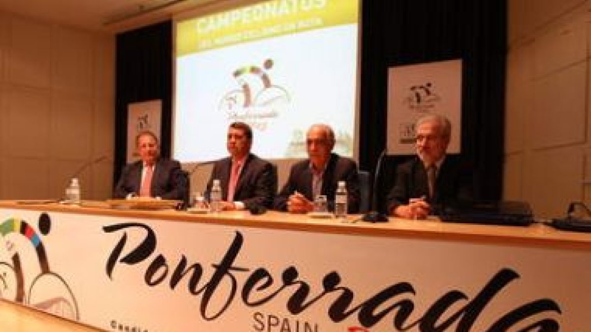 Eduardo Fernández, López Riesco, Carlos Castaño y Ángel Luis López, en el acto de presentación de la