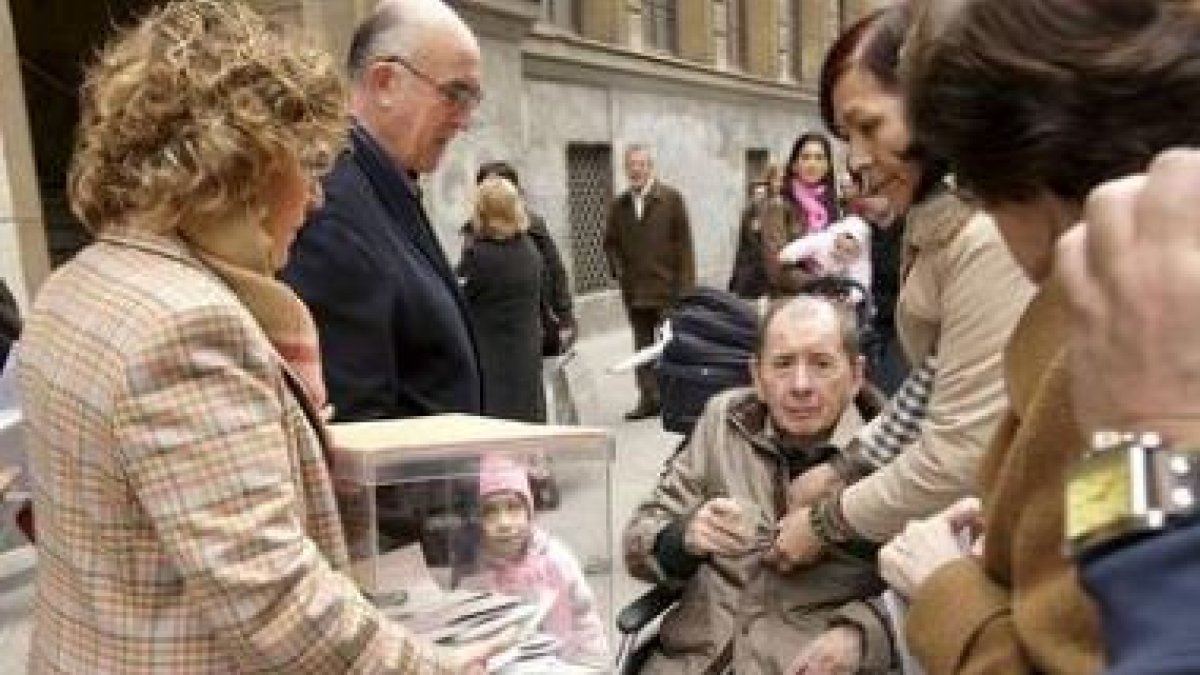 La presidenta de una mesa posibilita el voto a un impedido