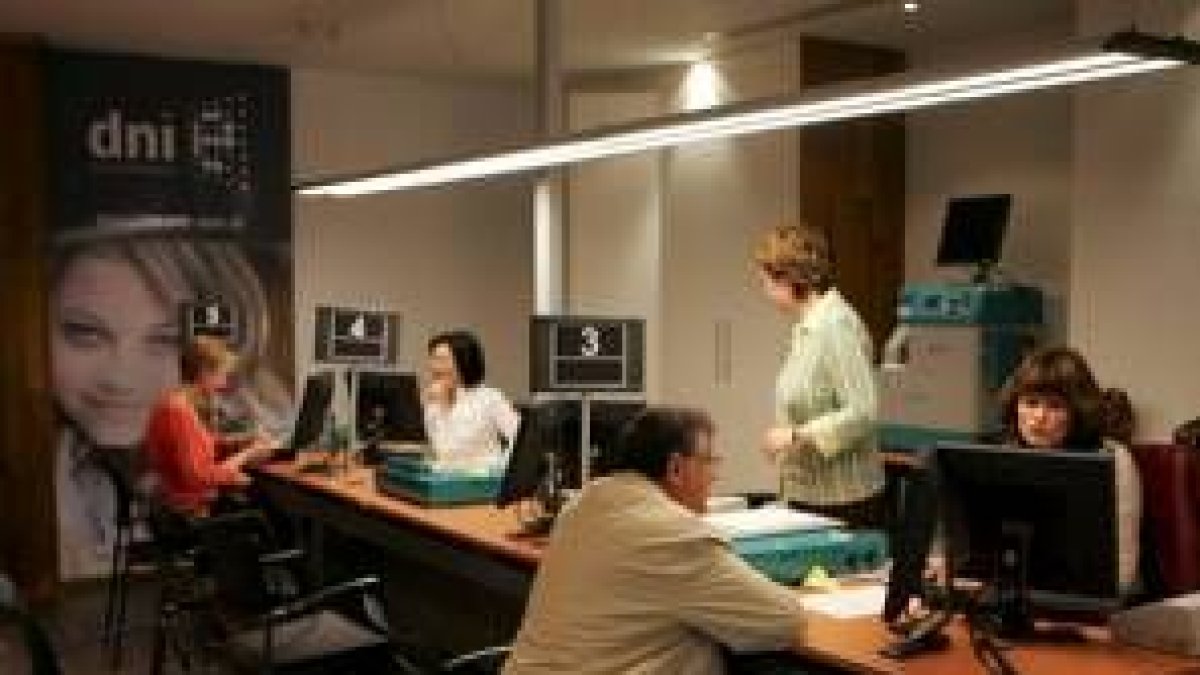 Aspecto que presentaban ayer las oficinas del DNI durante las últimas pruebas previas