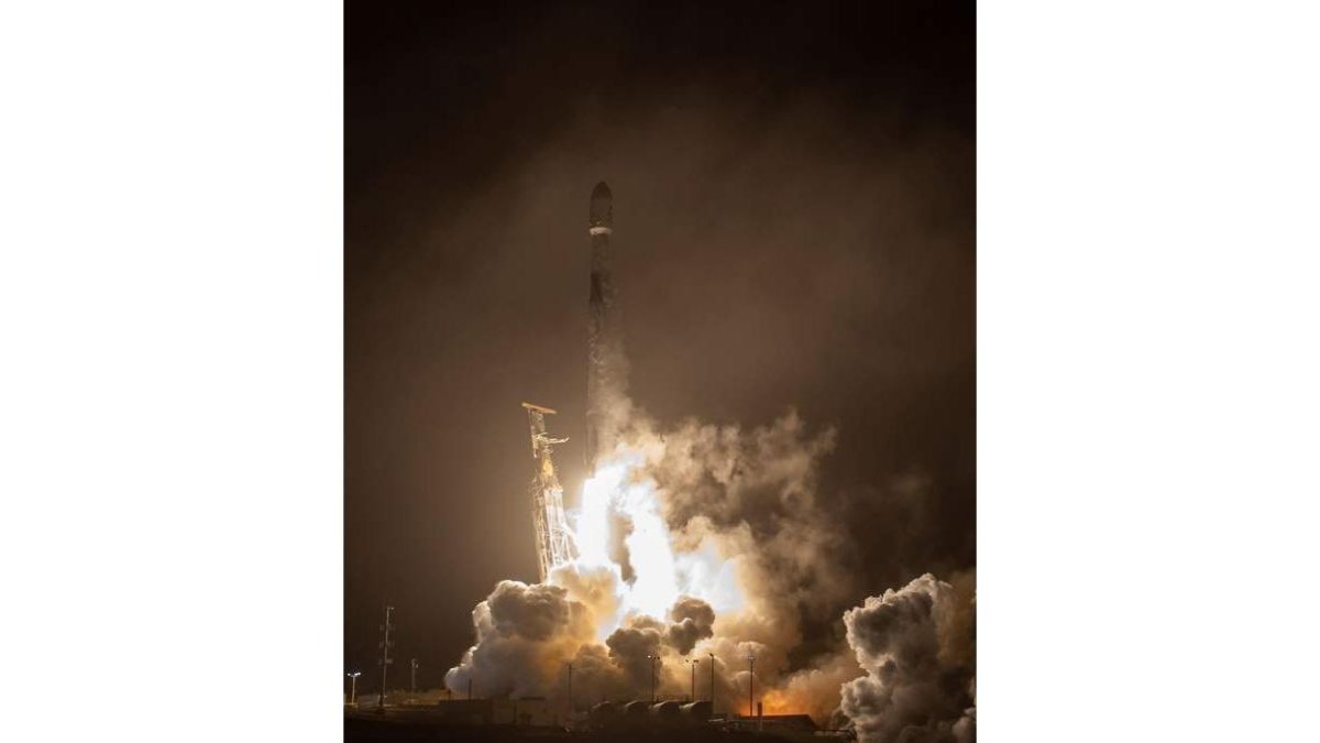 Imagen que muestra el lanzamiento del cohete SpaceX Falcon 9 y otra de la roca BILL INGALLS / HANDOUT