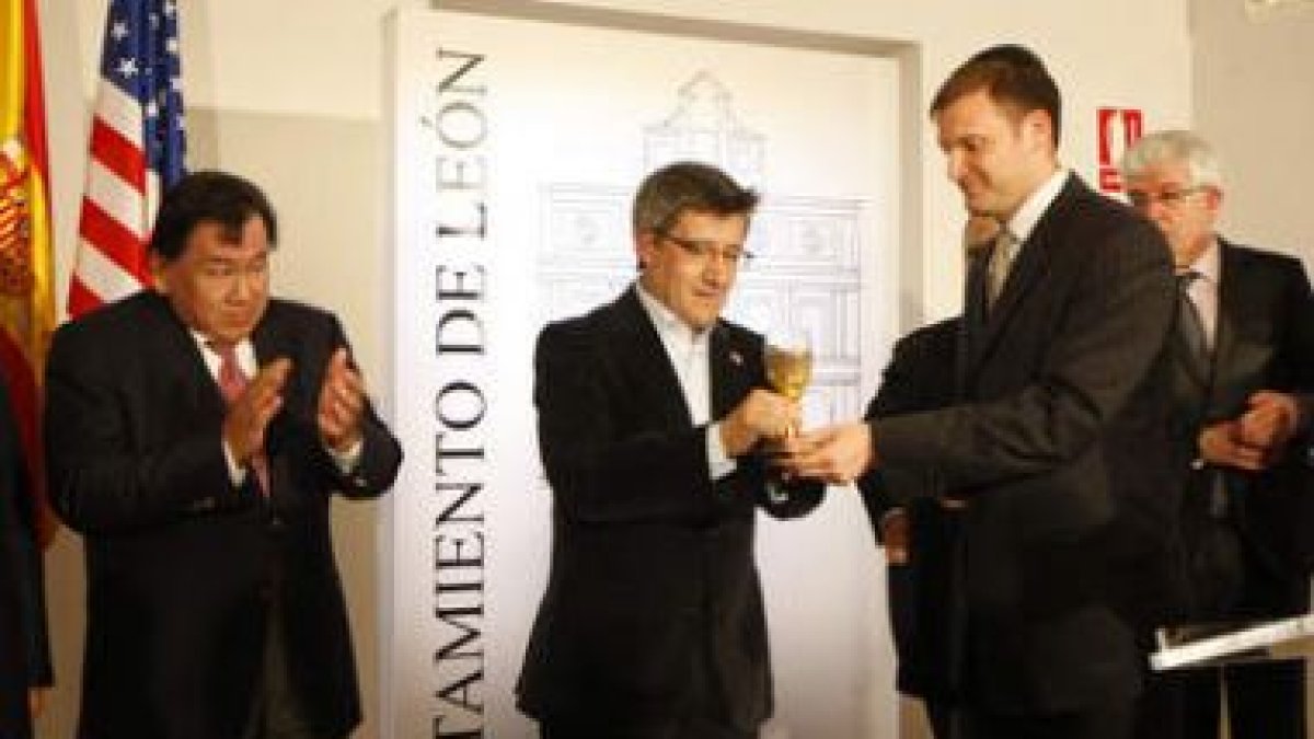 El alcalde recibe una copa de arena traída de Jerusalén en honor a los sefardíes.