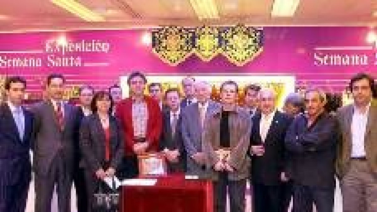 Los ganadores y los miembros del jurado tras la entrega de premios