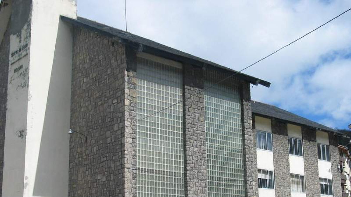 Fachada del antiguo ambulatorio de Villablino. DL