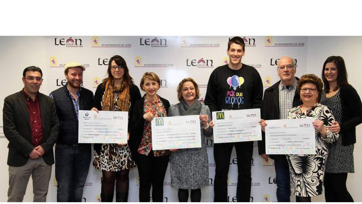 Los premiados, con sus patrocinadores y el edil de Fiestas. dl