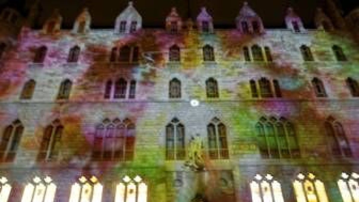 La iluminación navideña adornará la fachada de Botines todos los días, de 19.00 a 2.00 horas