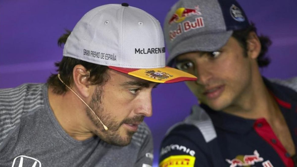Fernando Alonso atiende a Carlos Sainz, en la conferencia de prensa de este jueves en Montmeló, con motivo del GP de España de F-1.