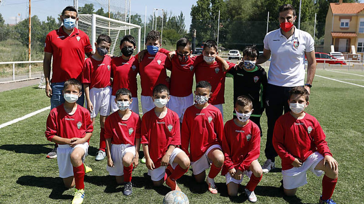 Equipo del Veguellina que disputa la competición benjamín. MARCIANO