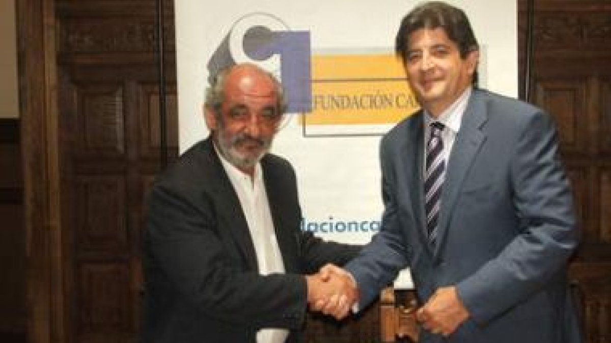 Santos Llamas y Jesús López, tras la firma del convenio.