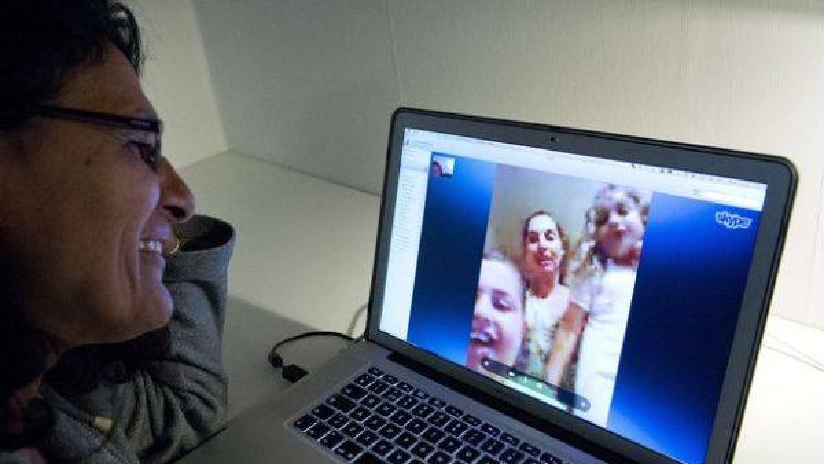 Una mujer habla con su familia a través de Skype.