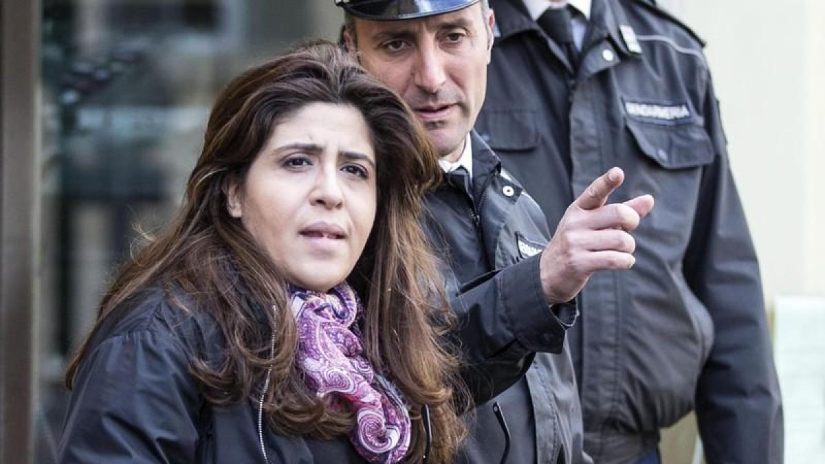 La antigua miembro del COSEA, la ex relaciones públicas italiana Francesca Chaouqui (i), llega a la nueva sesión del juicio del caso Vatileaks2