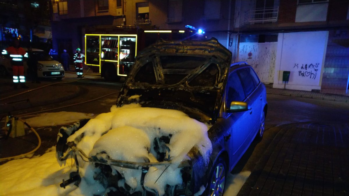 Los Bomberos de Ponferrada sofocaron las llamas. AYUNTAMIENTO DE PONFERRADA