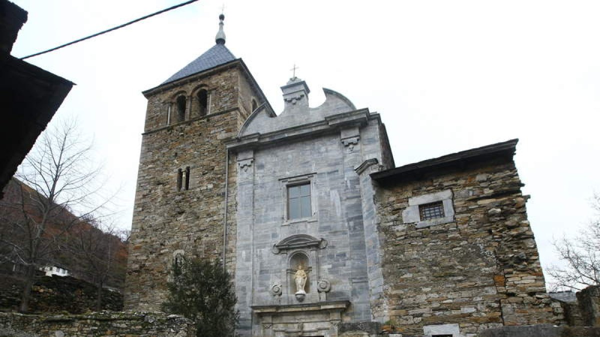 Vista fronatal del Monasterio de San Pedro de Monte.