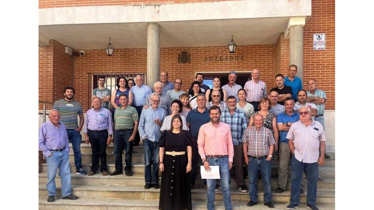 Javier Santiago Vélez, en el centro, arropado por ediles del PP. DL