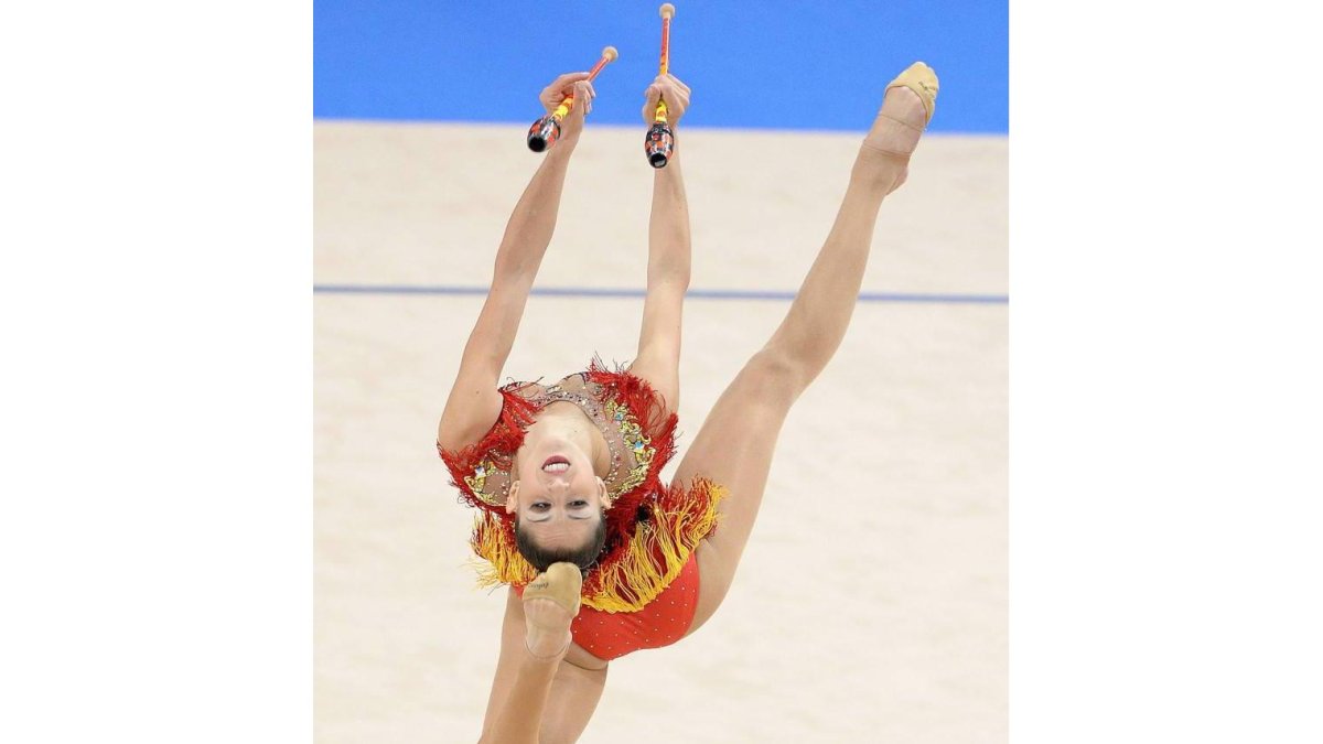 Carolina Rodríguez en el ejercicio de mazas en el Mundial de Sttutgart