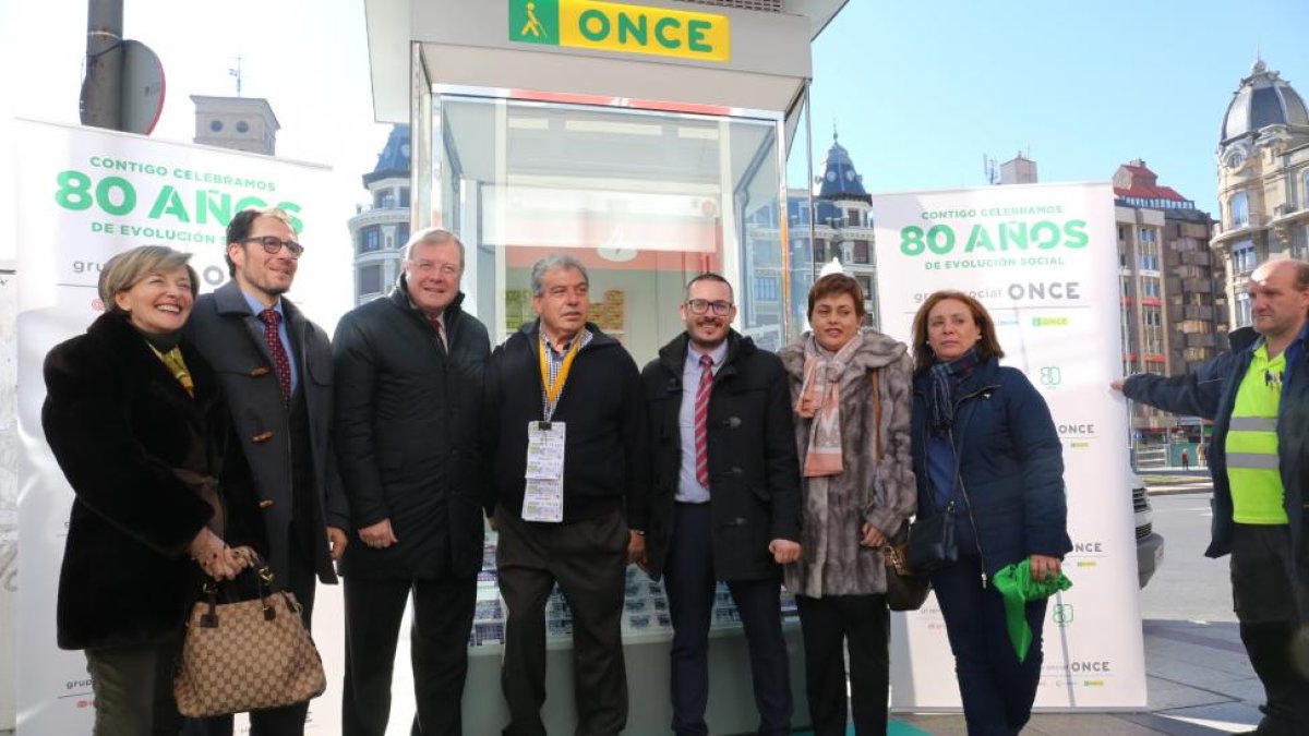 Las autoridades delante del quiosco de la Once recién inaugurado.