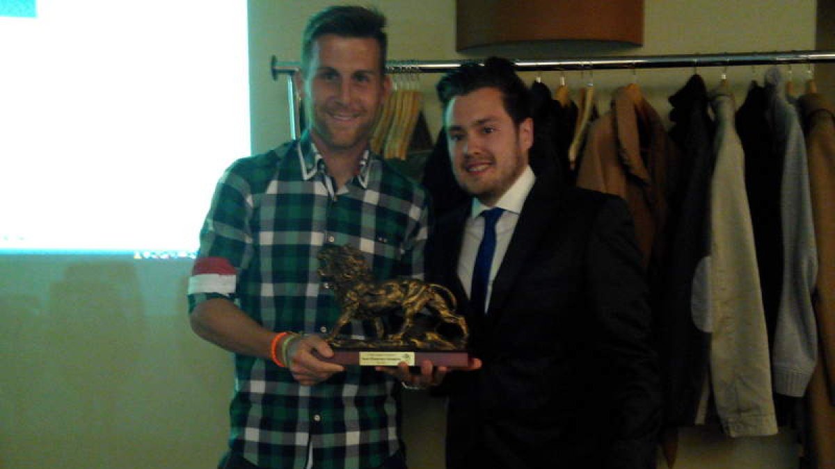 Góngora recibe de Iván Casares el trofeo de León Rampante