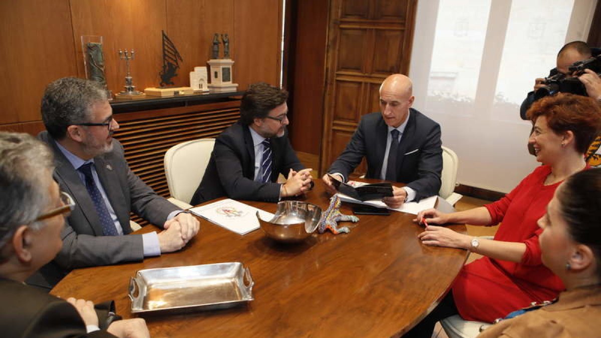 La representación de la Junta Mayor, junto al alcalde en la reunión de ayer. RAMIRO