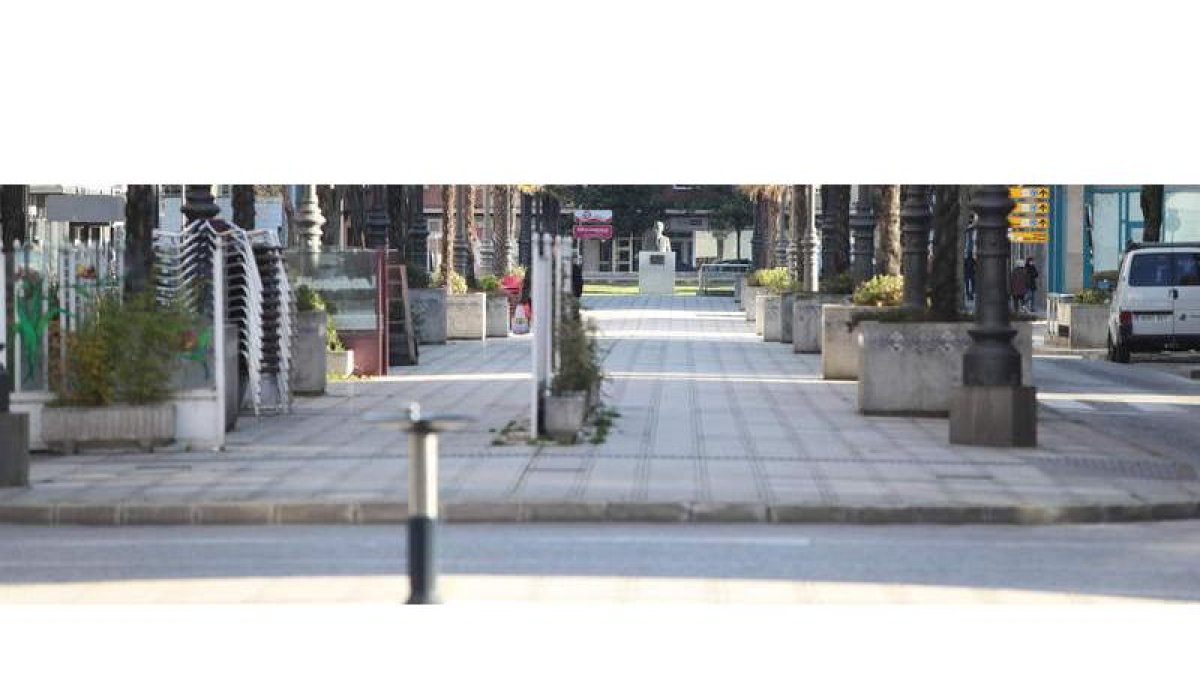 Ponferrada amaneció con las calles vacías en la mañana del 13 de marzo de 2020, horas antes de decretarse el estado de alarma. ANA F. BARREDO