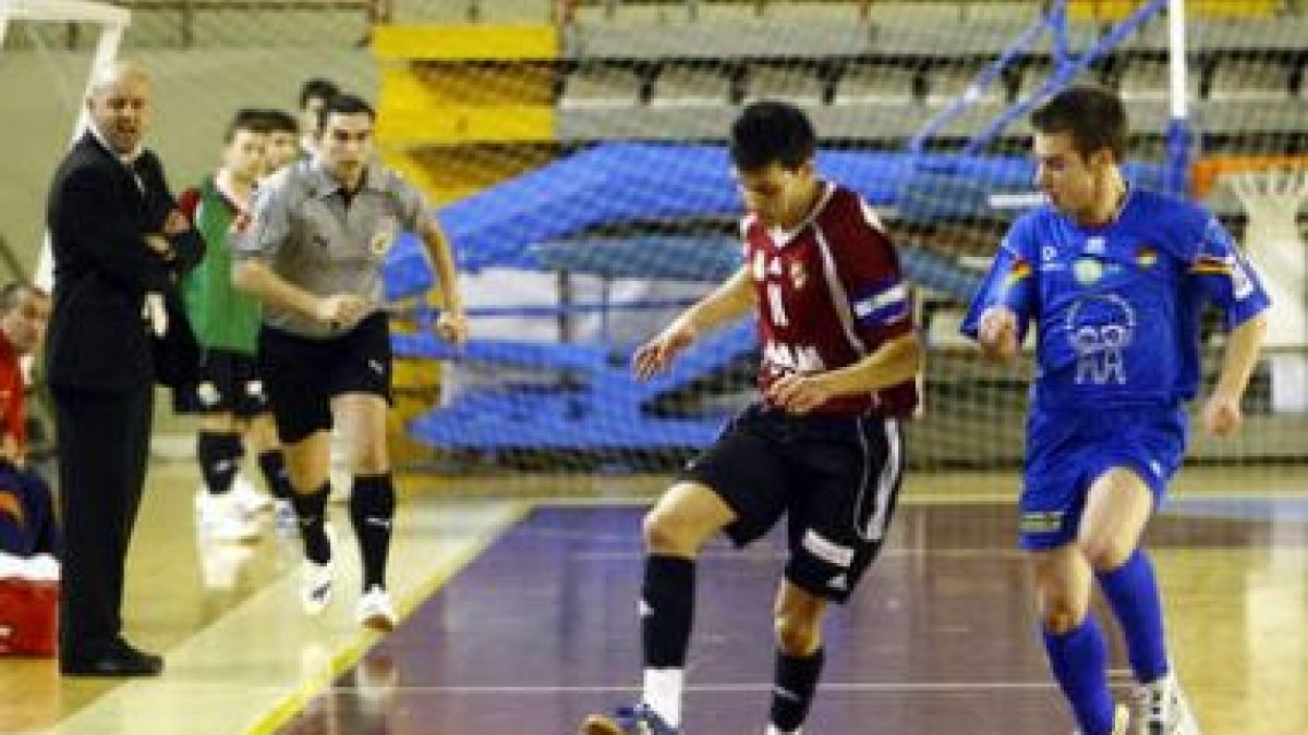 Lescún, a la izquierda, se lleva el balón a pesar de la oposición de un jugador andorrano.