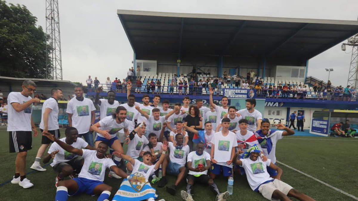 El equipo de la Ponferradina B el día que logró el ascenso a la Tercera Federación. ANA F. BARREDO