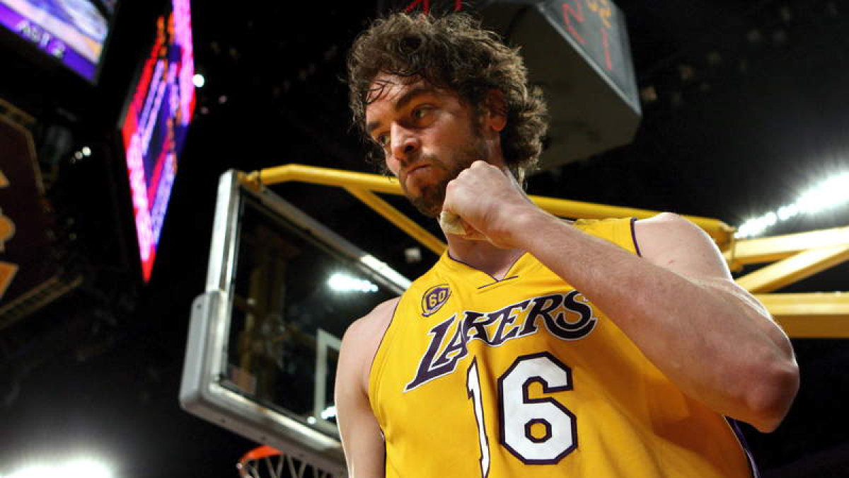 Pau Gasol con la característica camiseta amarilla de Los Angeles Lakers.