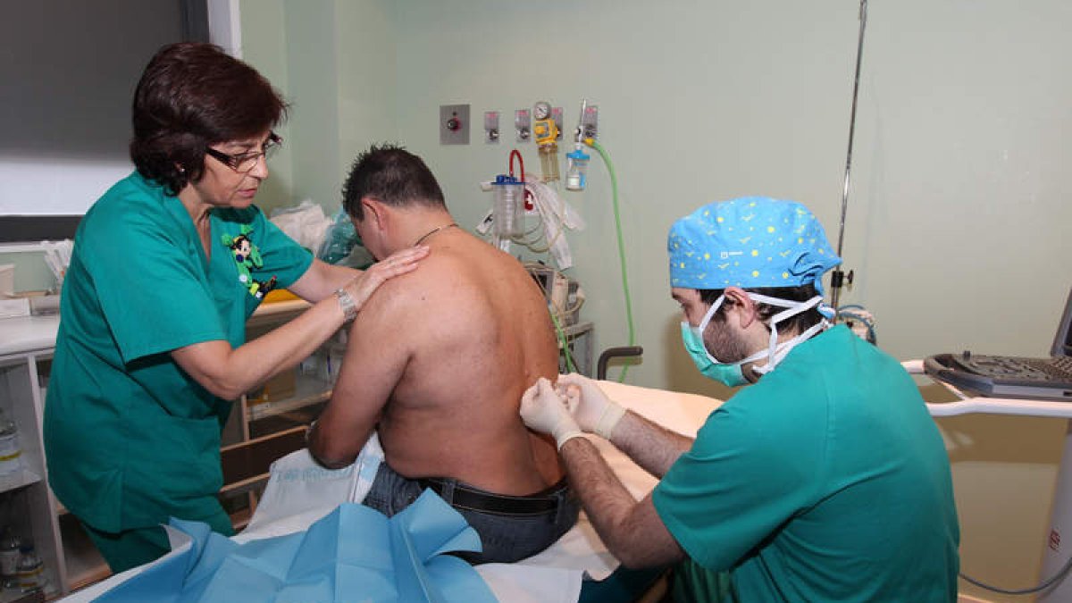 Un paciente recibe tratamiento para el dolor en la unidad del Hospital de León.