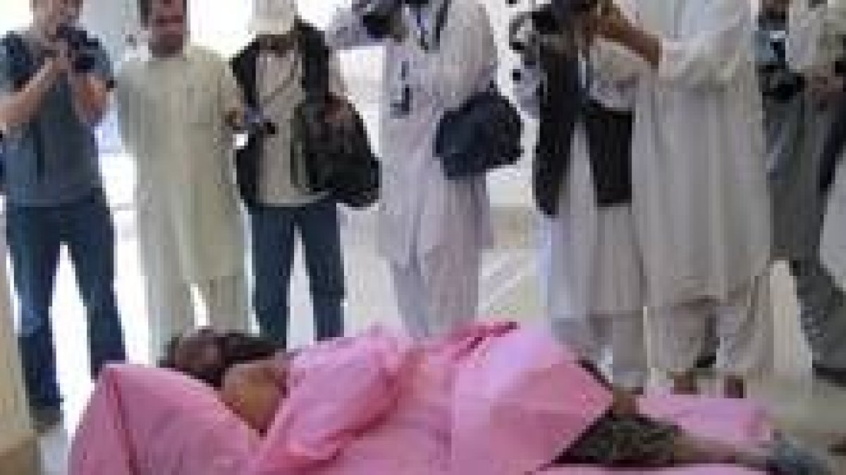 El cuerpo del talibán abatido fue mostrado en la casa del gobernador de Kandahar