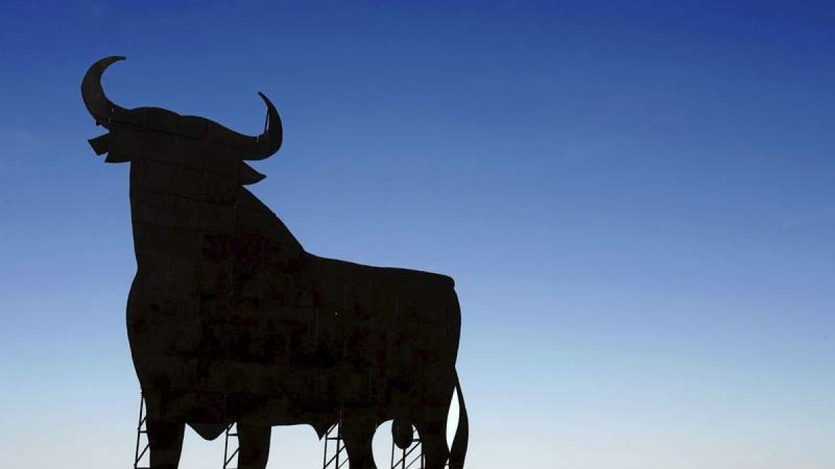 Silueta del toro de Osborne en el Bierzo. MANUEL BRUQUE
