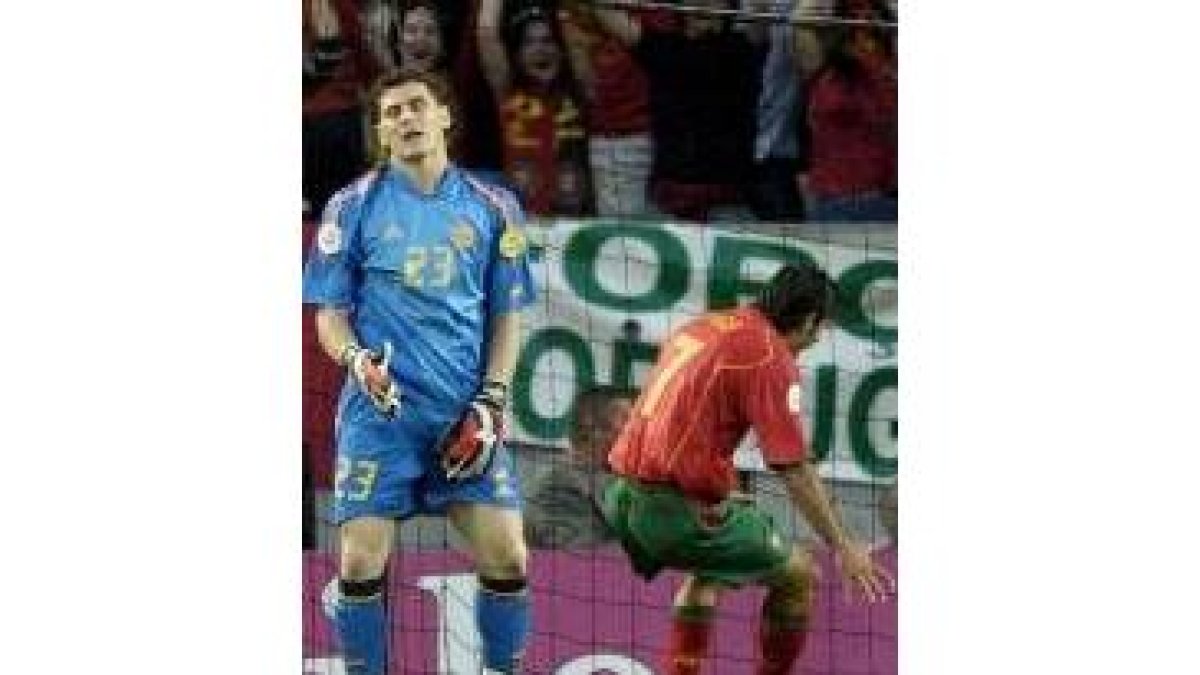 Figo recoge el balón tras el gol, ante el gesto de impotencia de Casillas