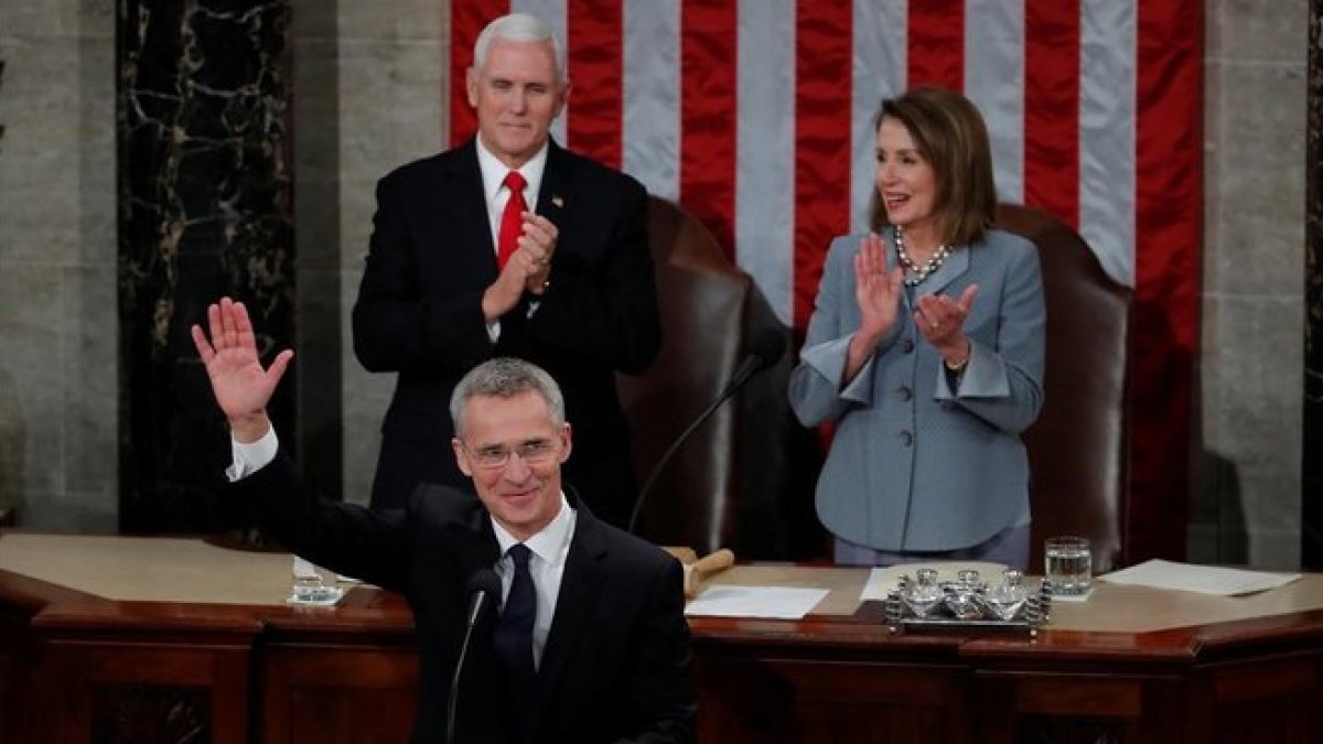 Stoltenberg, aplaudido por el vicepresidente de EEUU, Mike Pence, y a la presidenta de la Cámara de Representantes, Nancy Pelosi, durante su discurso ante el Congreso, en Washington.