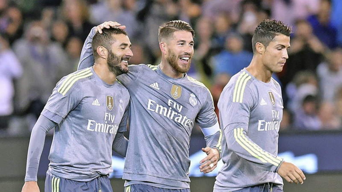 Ramos felicita a Karim Benzema, autor de un gran gol tras golpear el balón de volea en el corazón del área