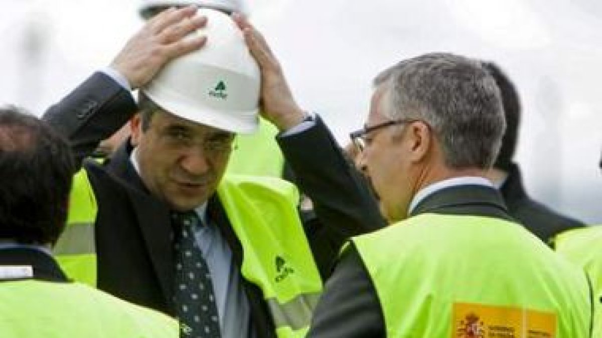 El lendakari Patxi López y el ministro José Blanco, durante la visita de las obras del tren