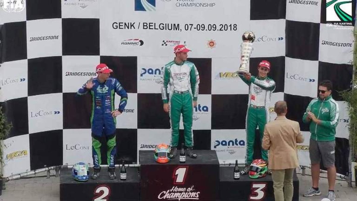 David Vidales levanta en el podio el trofeo como tercer clasificado en el Mundial de la categoría KZ2 doisputado en Genk. NACHO NÚÑEZ