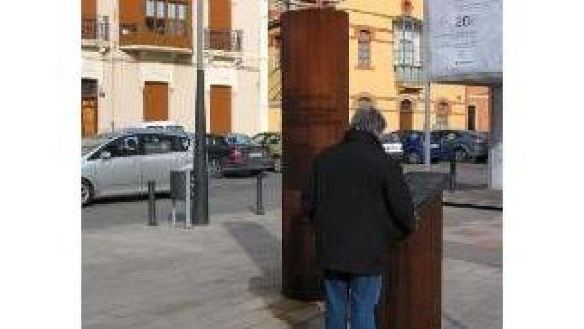Un miliario recuerda en Astorga las calzadas romanas que la atraviesan