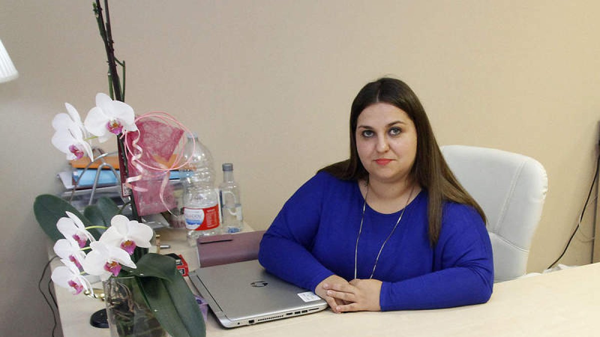 Elena Esteban Ordóñez, en su despacho de psicología de la avenida Padre Isla en León.