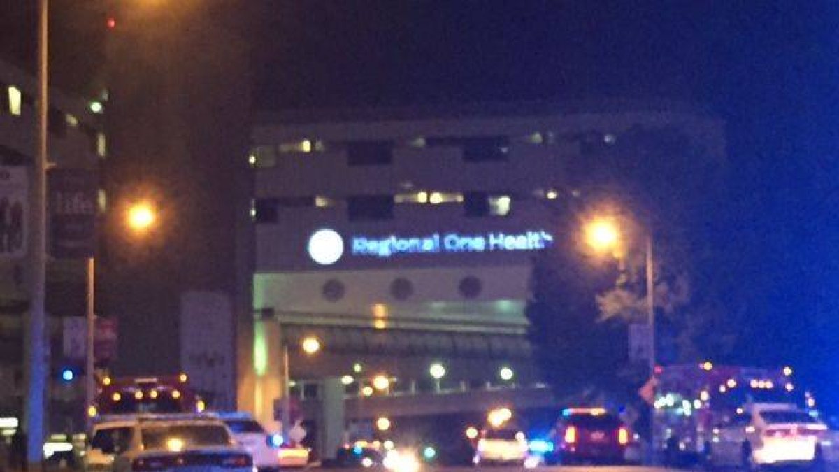Gran dispositivo policial en la ciudad de Memphis después de que un agente haya sido abatido a tiros este sábado por la noche.