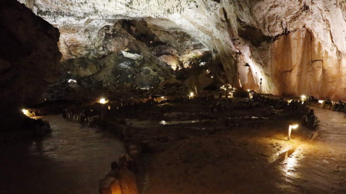 Continuando hacia el interior de la cavidad, surgen espectaculares galerías, espacios amplios para disfrute del público con las explicaciones de los guías. El agua juega su particular partido. En los exteriores (arriba), la Cueva del Valporquero ofrece al visitante una instalaciones  en las que se cubren todas las necesidades.