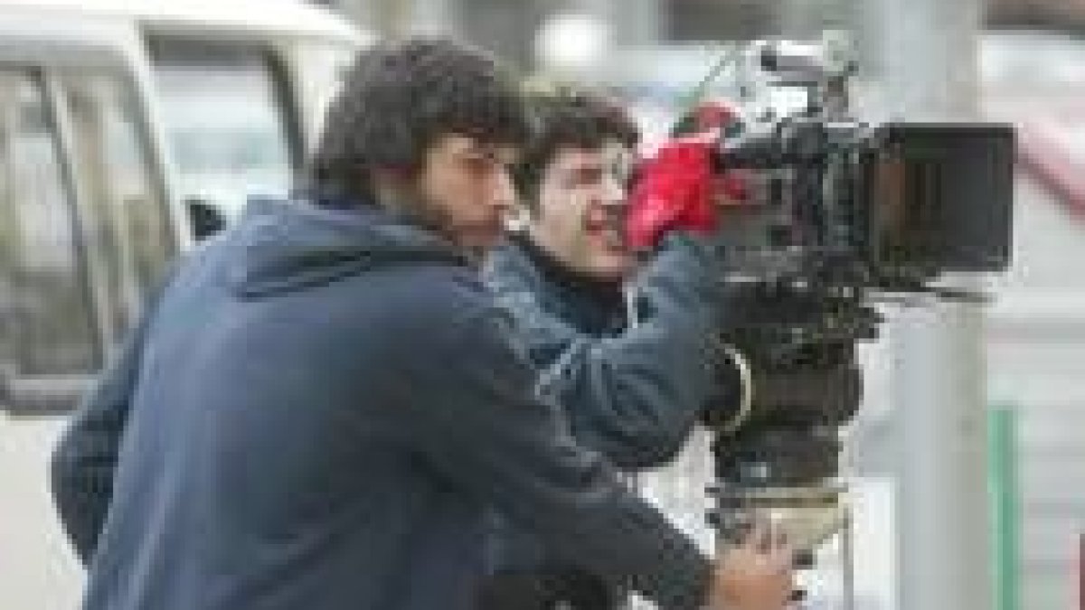Dos estudiantes de la Escuela de Cinematografía rondando en una calle de Ponferrada
