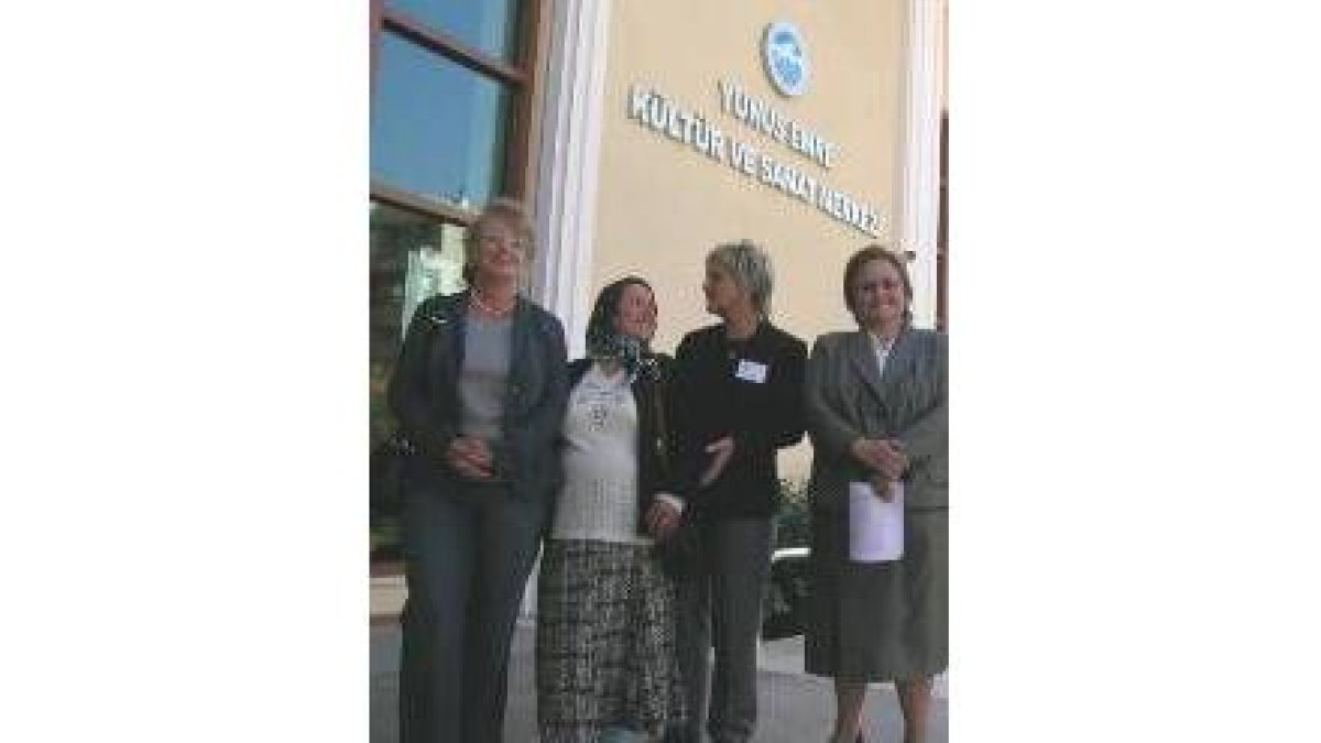 Karan Filekinci con su profesora y dirigente de la Asociación de Mujeres Turcas