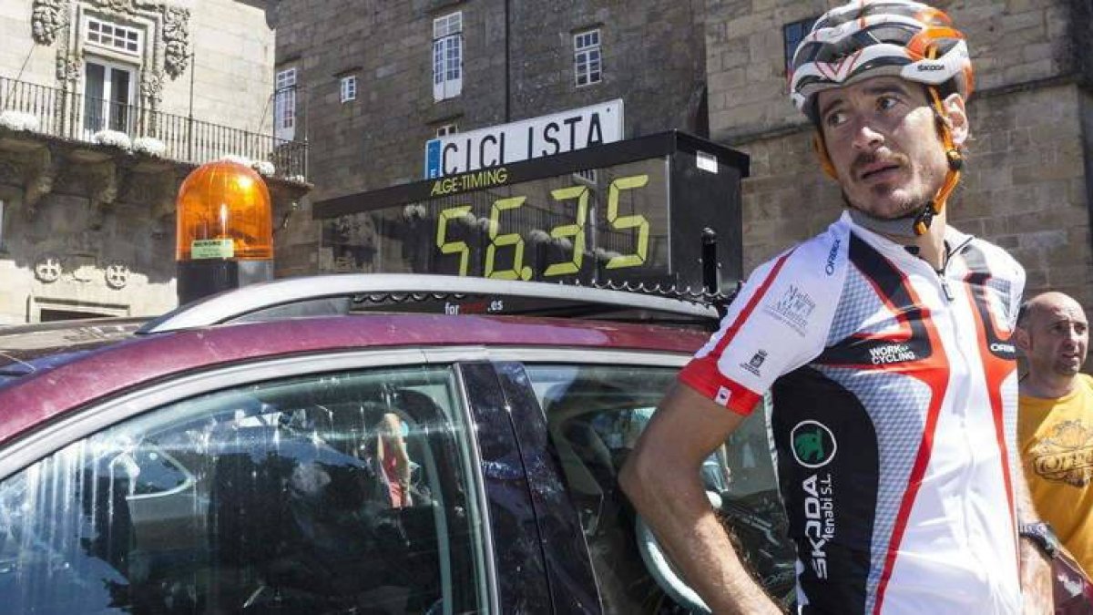 El ciclista vasco, a su llegada a la plaza del Obradoiro, ayer, visiblemente cansado.