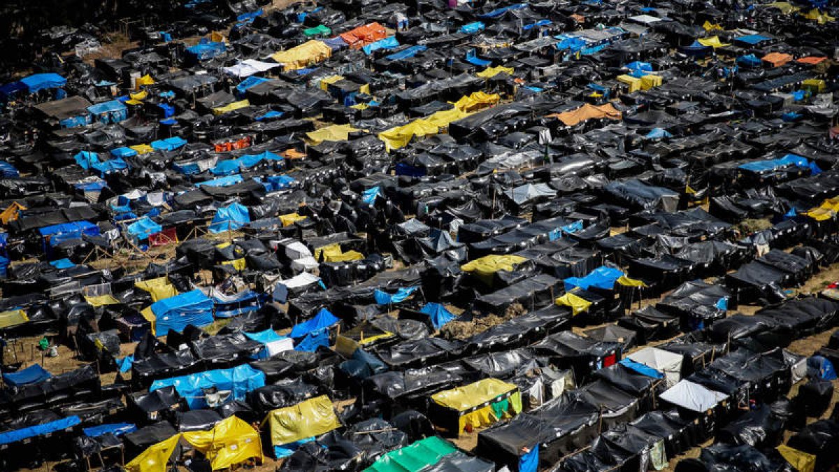 Tiendas de campaña de plástico montadas tras el terremoto  de Brasil en septiembre. FERNANDO BIZERRA