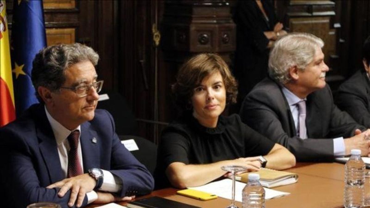 La vicepresidenta del Gobierno, Soraya Sáenz de Santamaría, junto al delegado del Gobierno, Enric Millo, y el ministro de Asuntos Exteriores, Alfonso Dastis.