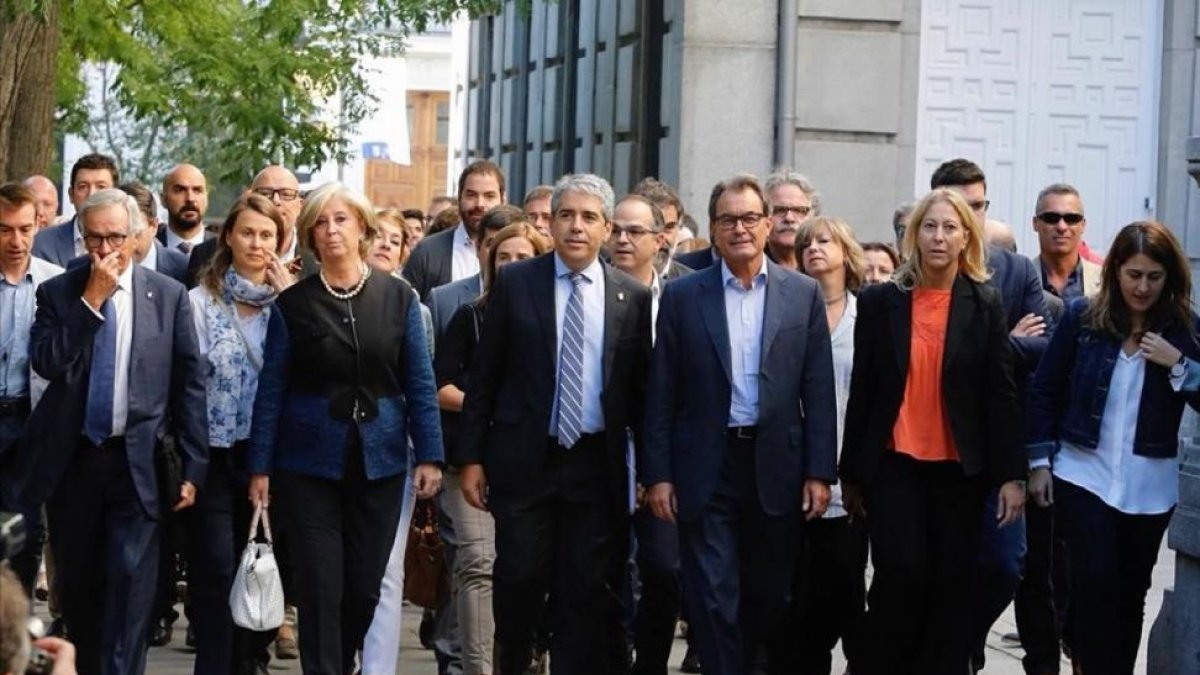 Francesc Homs llega a declarar ante el TS aropado por Artur Mas, el pasado 19 de septiembre.