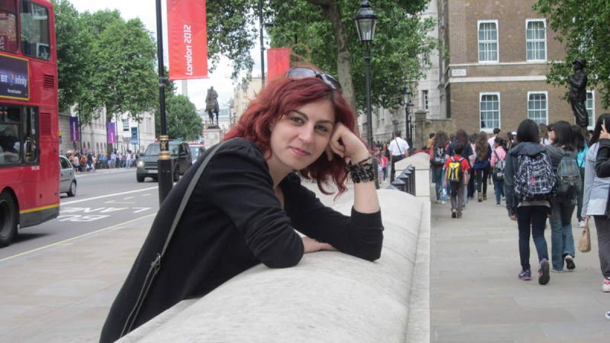 Aida Bardal posa en sus primeras semanas en Londres en Westminster.