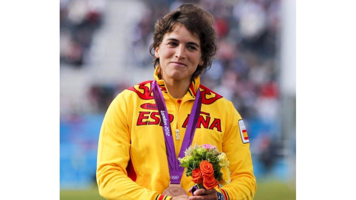 La palista española Chourraut luce feliz su medalla de plata conseguida en aguas bravas.