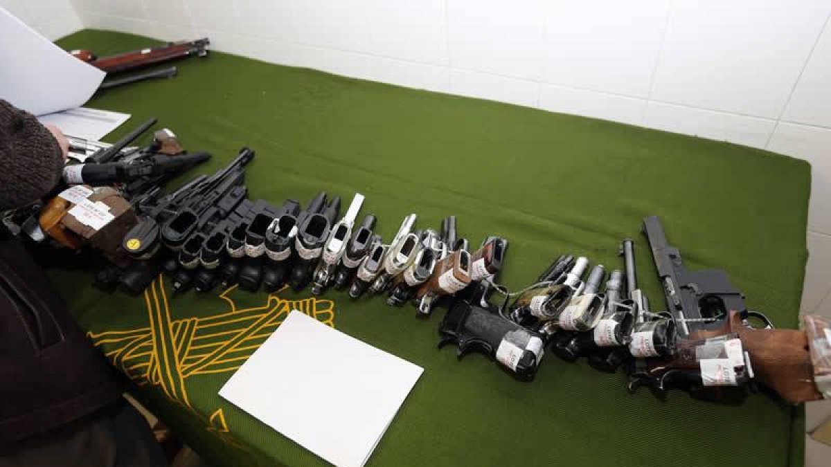 Una subasta de armas en la Guardia Civil