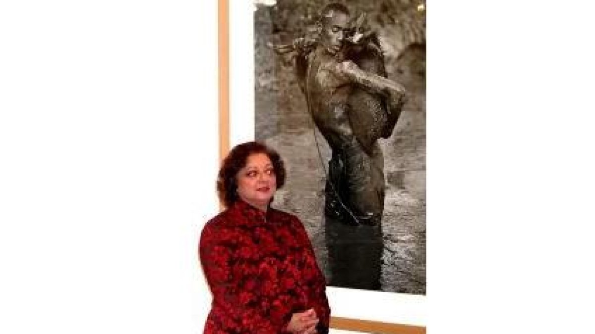 La artista manchega Cristina García Rodero, ayer, ante una de sus obras