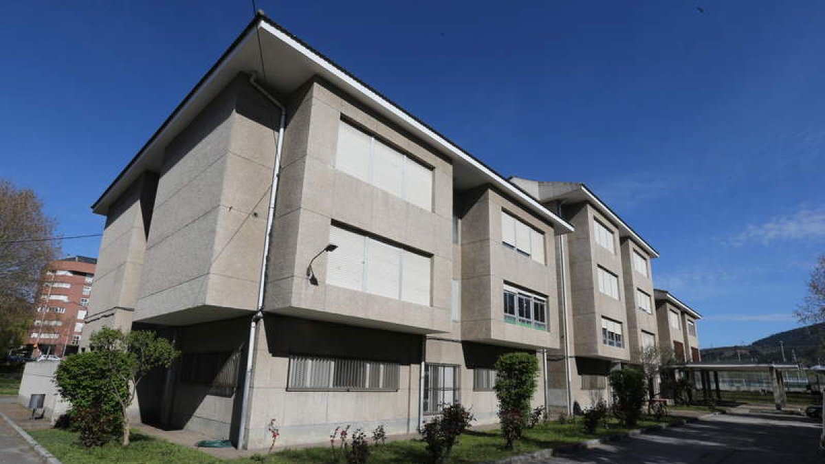 Exterior del Colegio Luis del Olmo de Ponferrada. L. DE LA MATA