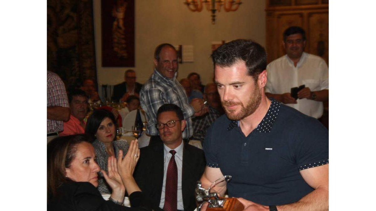 Sergio Luna recoge el premio que le acredita como campeón del concurso de pesca.