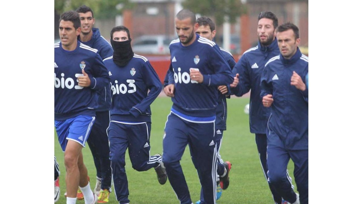 La Deportiva regresa hoy al Colomán Trabado tras entrenar ayer en El Toralín a puerta cerrada.